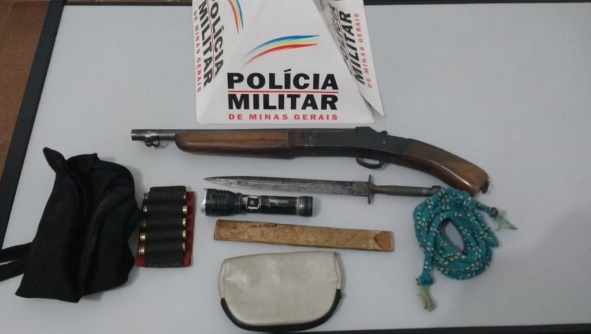 Homem é preso com arma de fogo durante caça no Sítio do Boné em Araponga