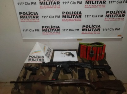 PM apreende arma e simulacros em Visconde do Rio Branco