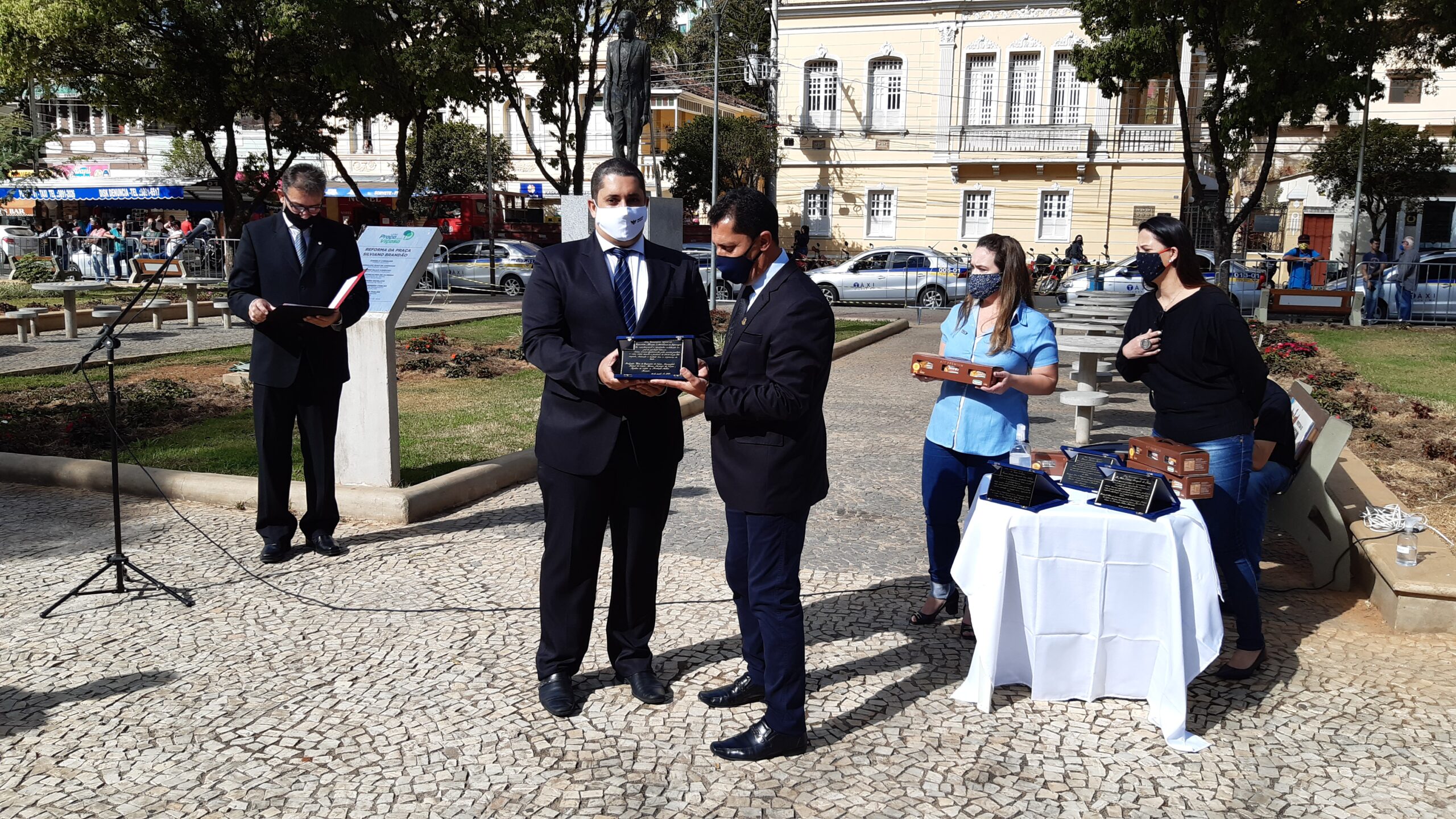 Comenda Arthur Bernardes homenageia profissionais de saúde de Viçosa