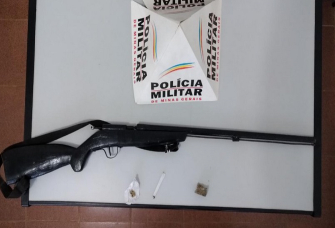 Homem é preso com arma em Araponga