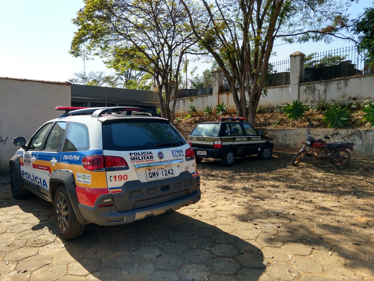 Ossos humanos são encontrados espalhados do lado de fora de Cemitério em Teixeiras