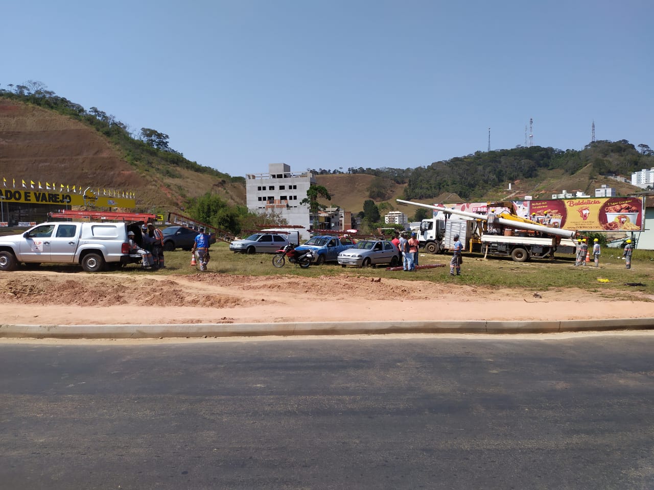 Poste é retirado do meio da pista do novo trevo que dá acesso a Viçosa