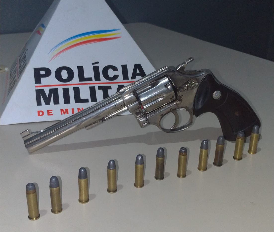Homem é preso com arma dentro de carro em Teixeiras
