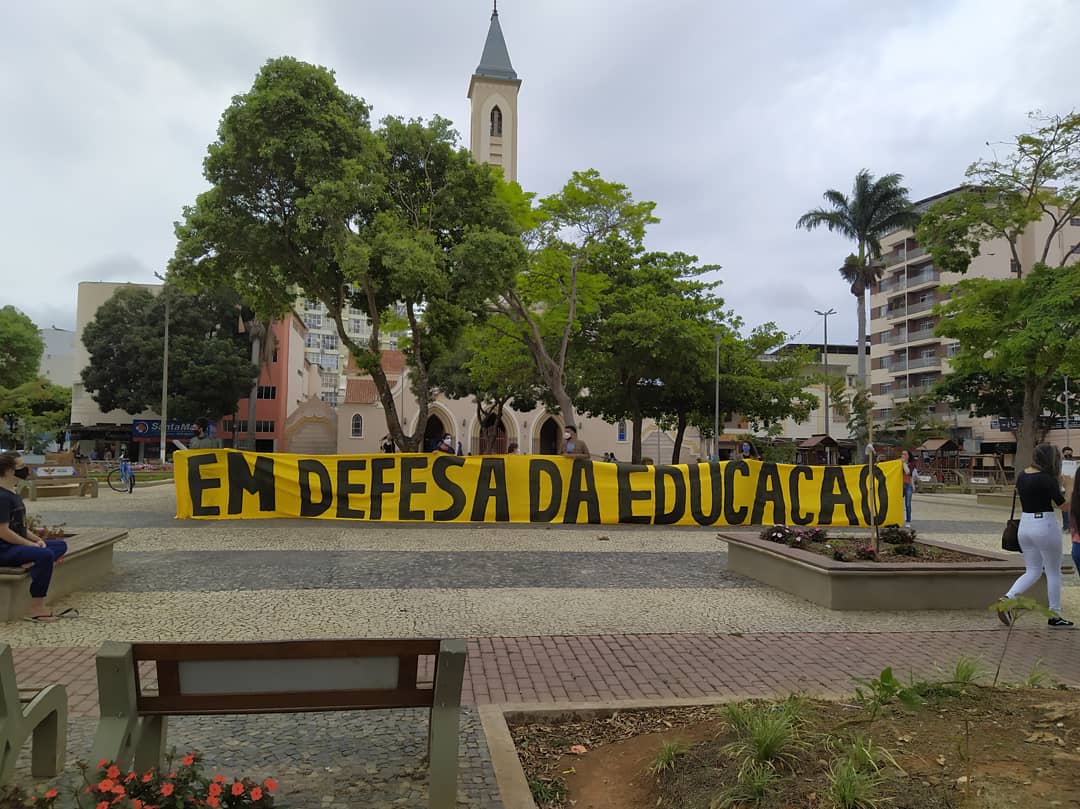 Organizações sociais de Viçosa fazem ato político simbólico em defesa da educação pública