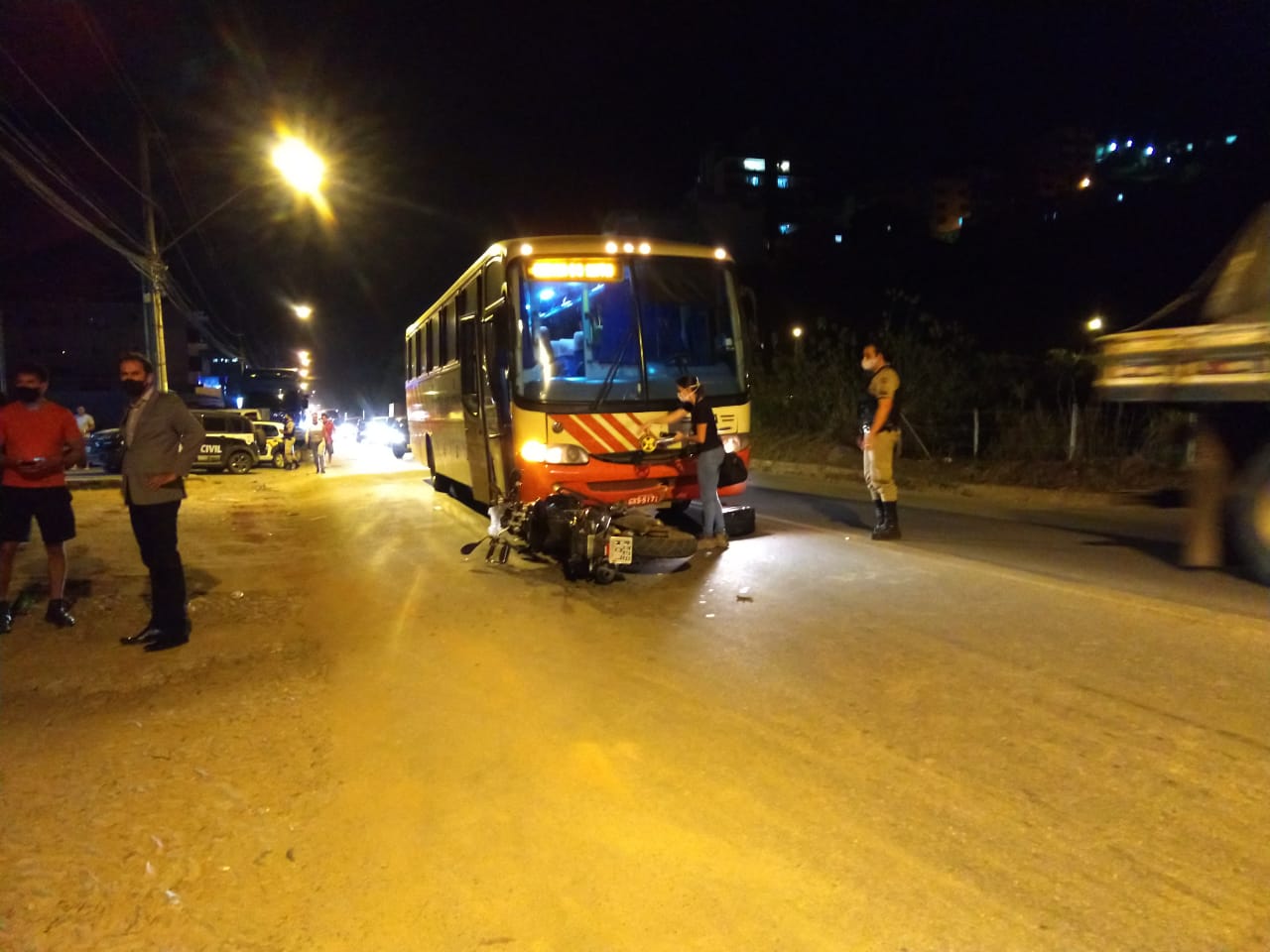 Idoso fica gravemente ferido após colisão envolvendo bicicleta, moto e ônibus na Av. Maria de Paula Santana