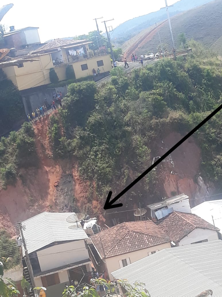Caminhão cai em ribanceira em Canaã