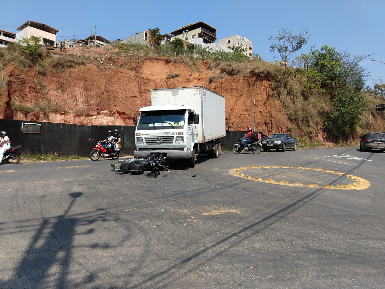 Motociclista fica ferido após colisão com caminhão no trevo que dá acesso à Barrinha