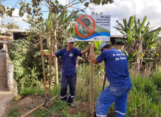 Projeto técnico social da ETE-Viçosa instala placas educativas ao longo do Ribeirão São Bartolomeu