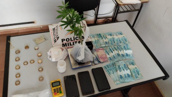 PM prende autor e apreende drogas e R$ 3.000 em Araponga