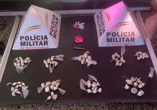 PM apreende drogas com homem e em cano de esgoto no Vale do Sol