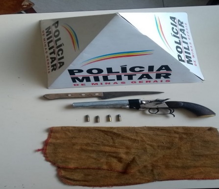 PM apreende arma de fogo após autores fugirem em Teixeiras