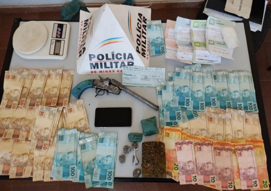 Homem é preso com drogas e cerca de R$ 7 mil em Araponga