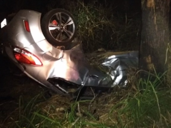 Carro capota na rodovia que liga Viçosa à Ponte Nova