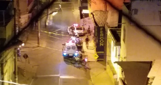 Homem é baleado após tentar tomar arma de policial no Centro de Viçosa