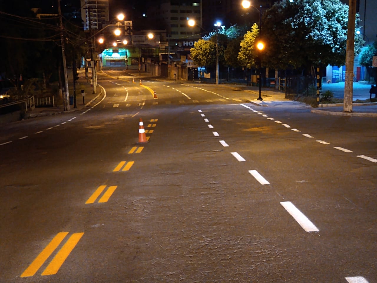 Diretran renova pintura horizontal em avenidas de Viçosa