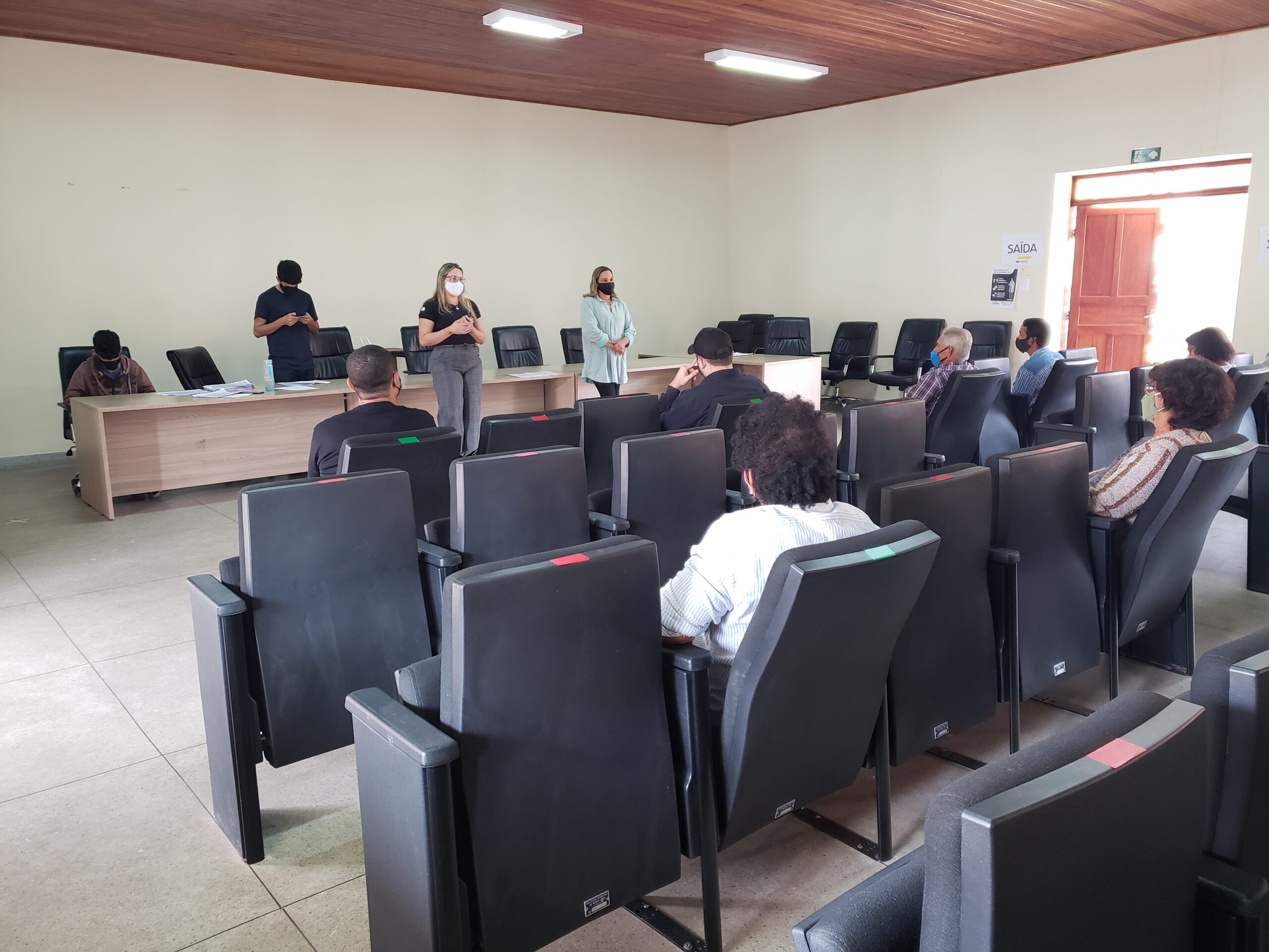 Vendedores ambulantes recebem instruções sobre a volta das atividades