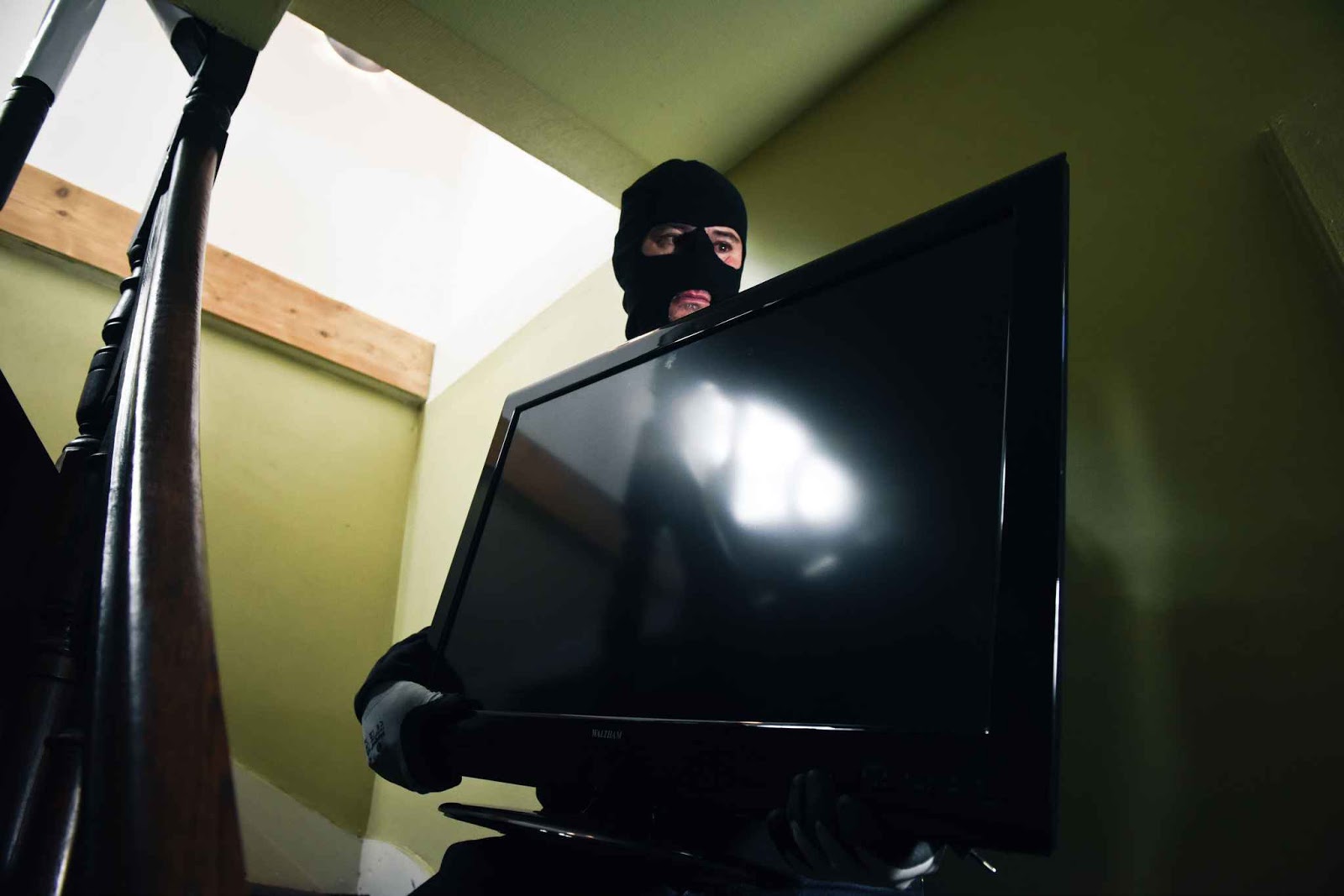 Bandido entra em casa e furta televisão no Santo Antônio