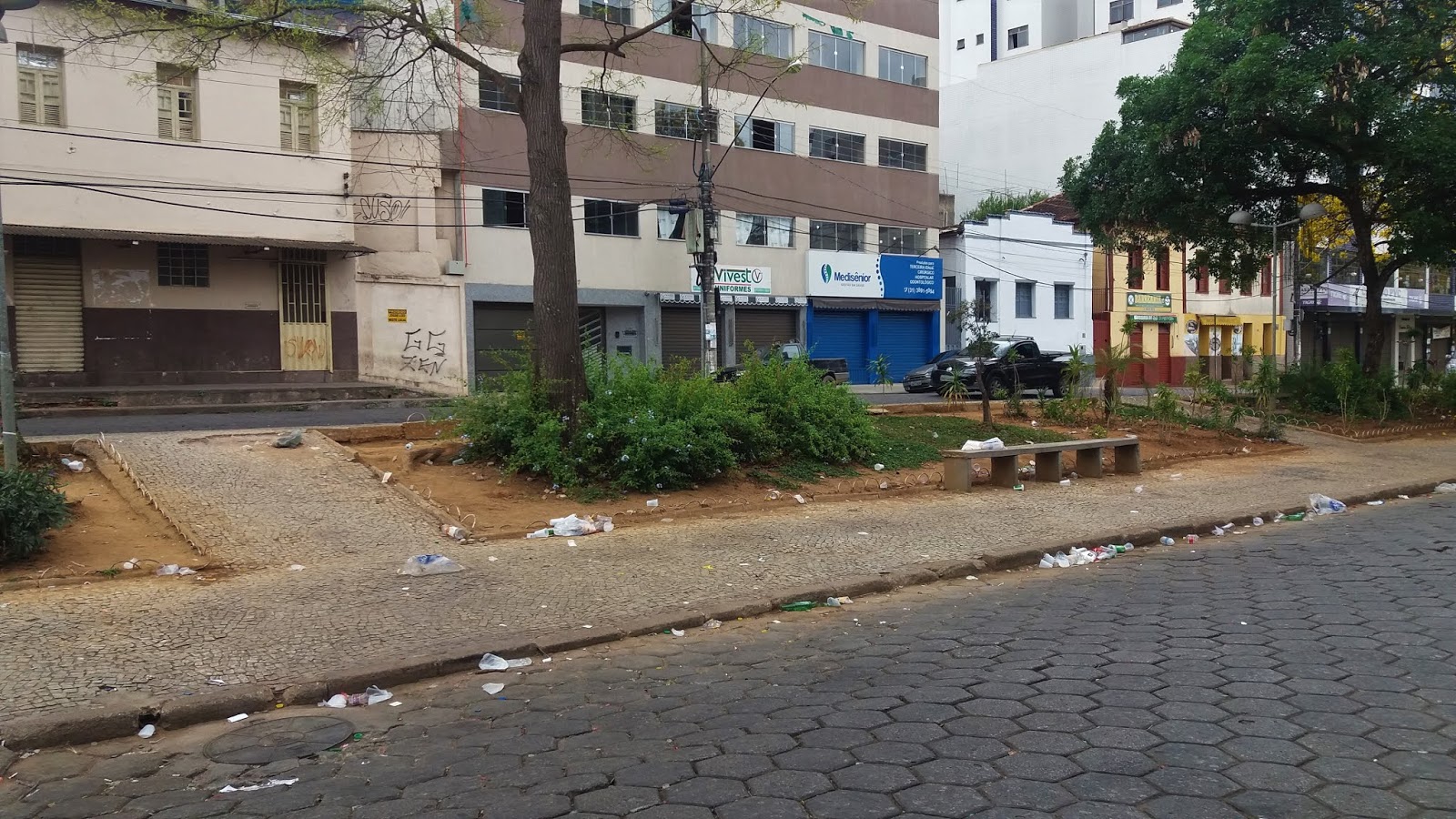 Dois homens são esfaqueados durante discussão em bar na Av. Santa Rita