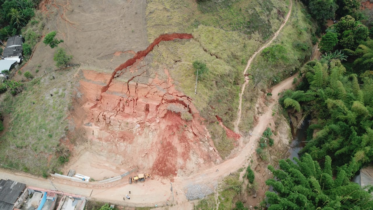 Barranco apresenta perigosas trincas em Ponte Nova