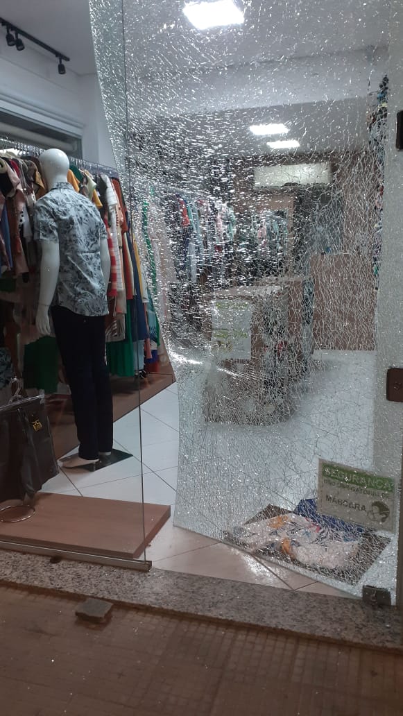 Homem é preso após quebrar vidro e furtar loja de roupas no Centro de Viçosa
