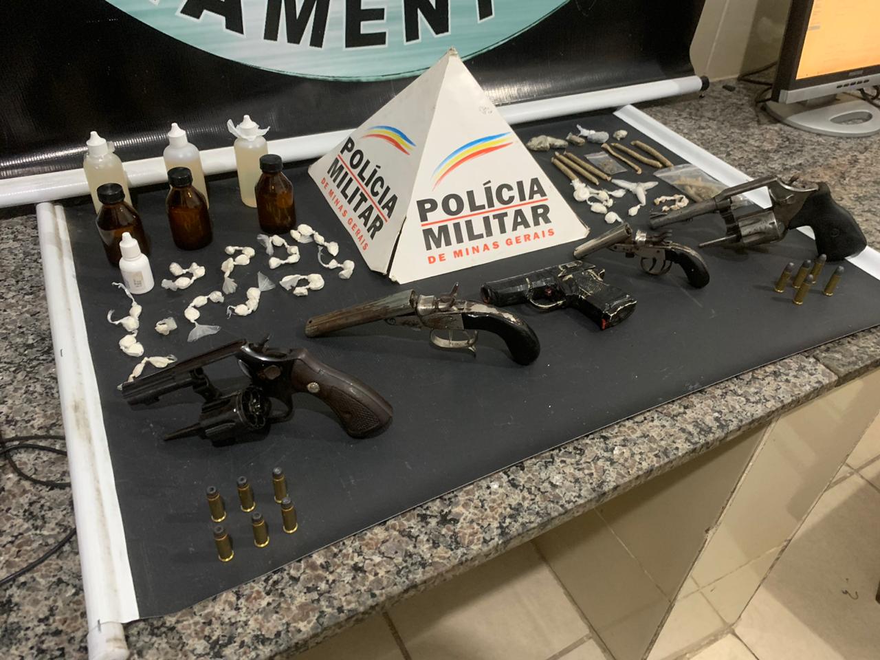 Homem tenta atropelar policiais durante uma apreensão de drogas no Juquinha de Paula