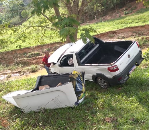 Carro capota e cai em ribanceira na estrada que liga Viçosa a Porto Firme
