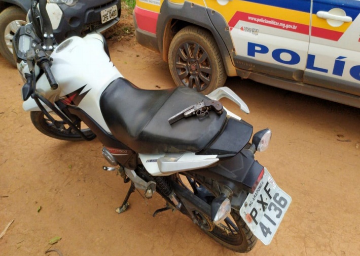 Jovens são presos com moto roubada após assaltarem supermercado em Araponga