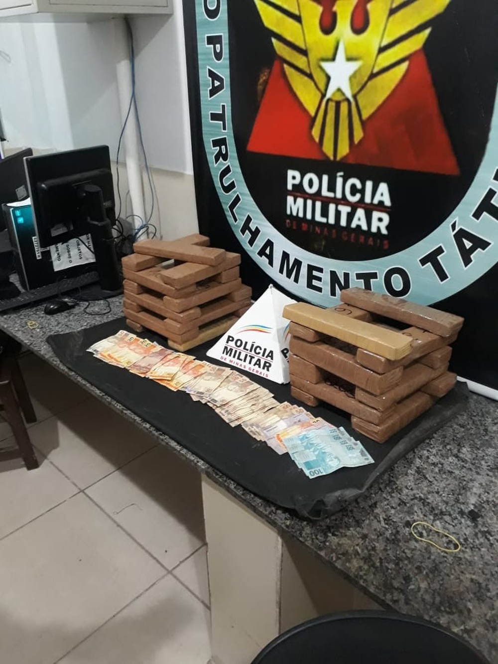 Trio é preso com 27 barras de maconha em carro na BR-120 em Viçosa