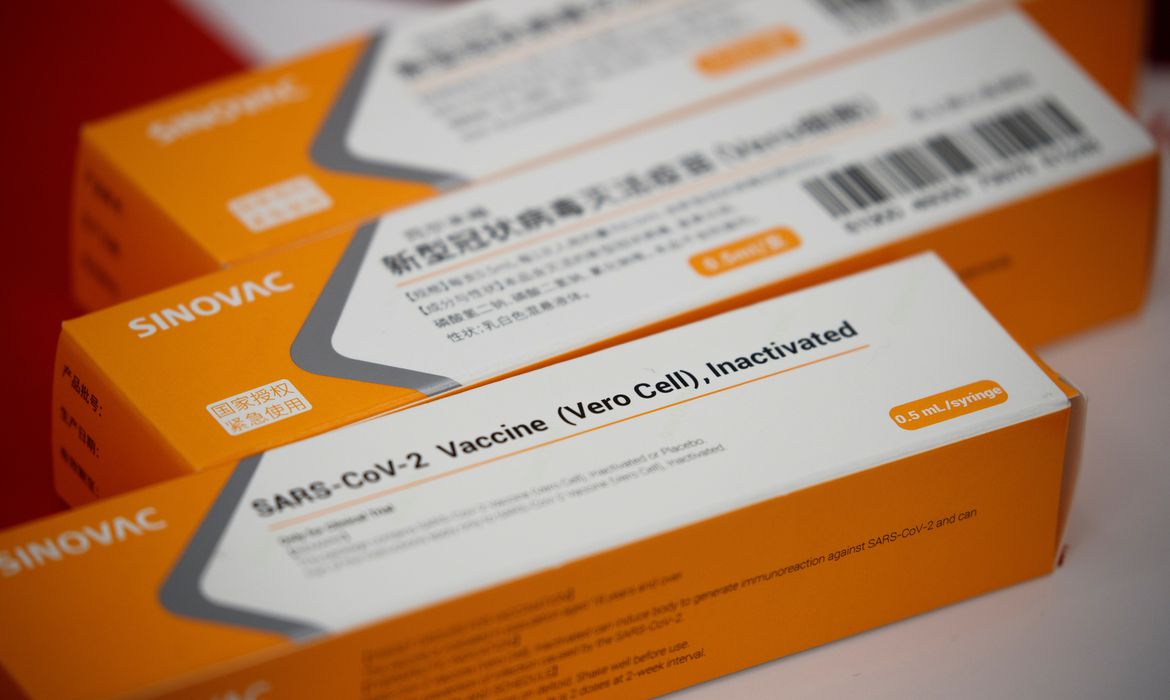 Distribuição de novas doses das vacinas AstraZeneca e CoronaVac começa nesta quinta-feira