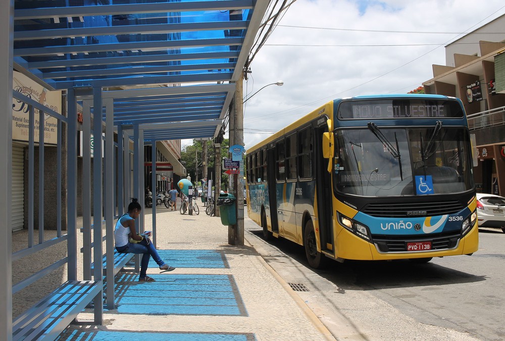 Liminar obriga substituição de abrigos de pontos de ônibus por modelos com acessibilidade em Viçosa