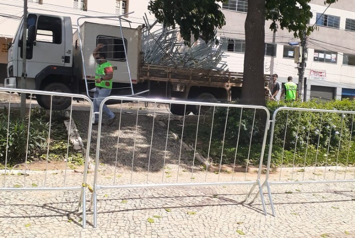 Prefeitura de Viçosa instala gradis nas áreas centrais da cidade