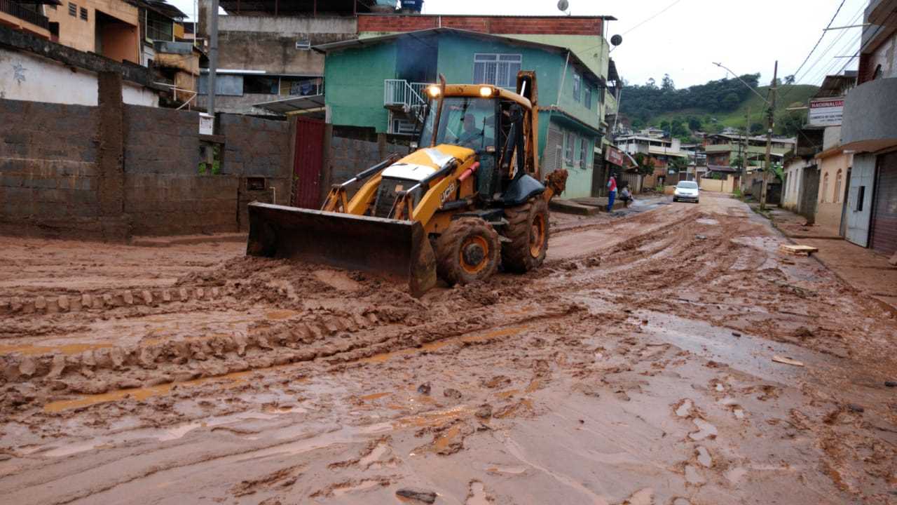 Equipes da PMV atuam na limpeza de ruas após chuva