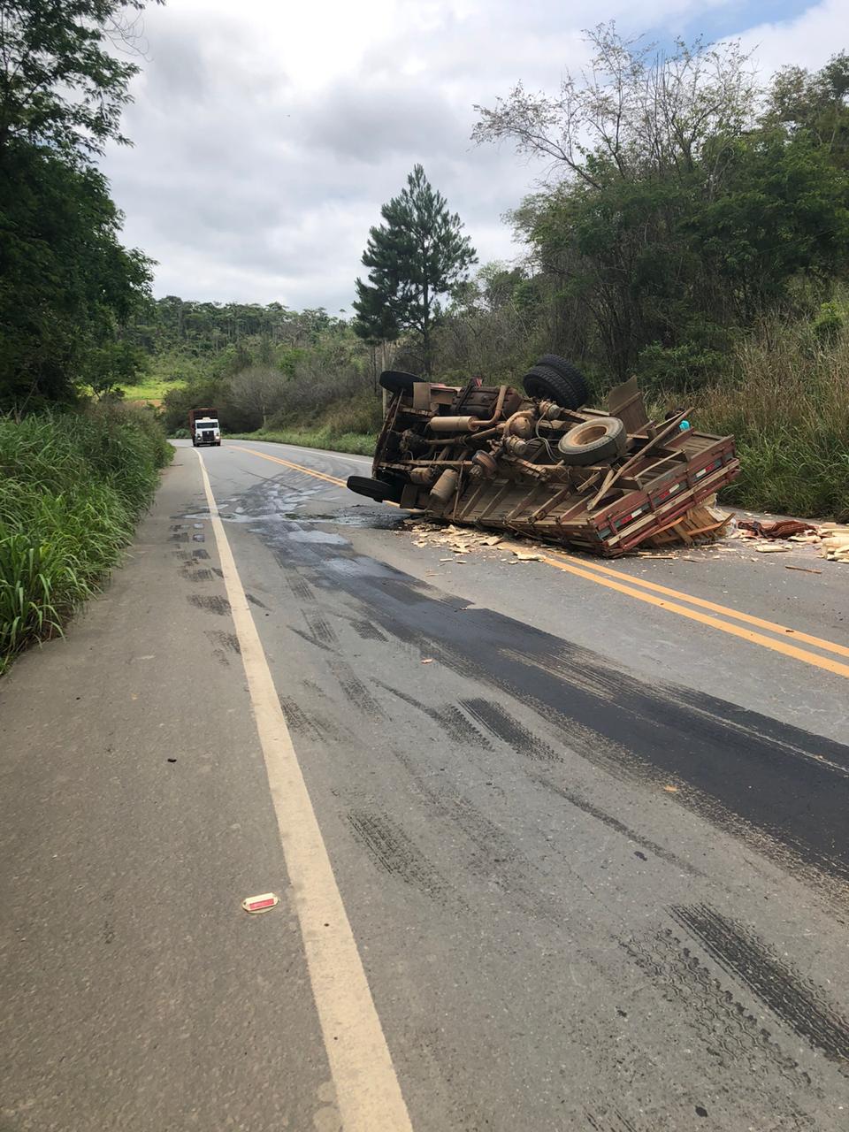 Caminhão tomba e derrama óleo na rodovia que liga Viçosa e Coimbra