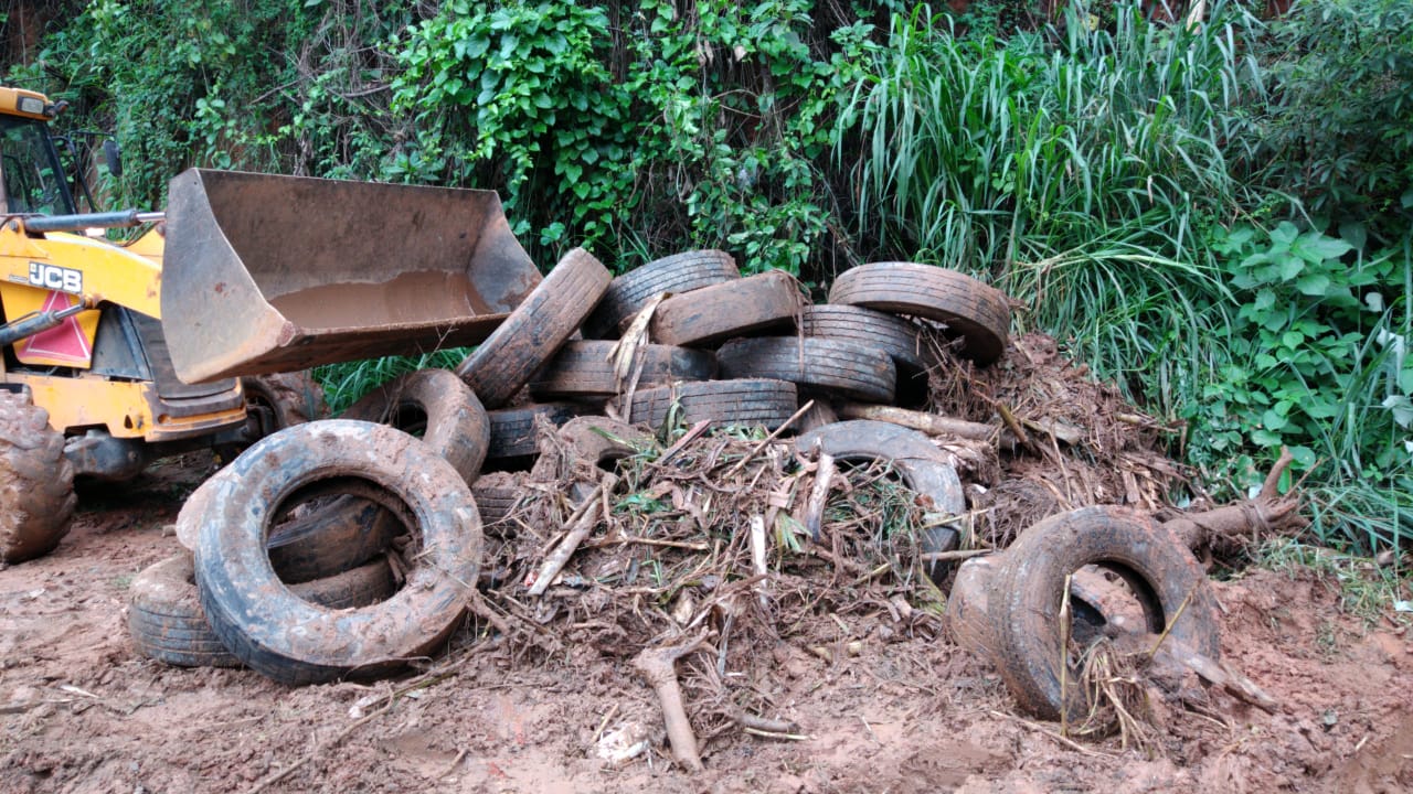 Córregos de Viçosa são entupidos com lixo após fortes chuvas