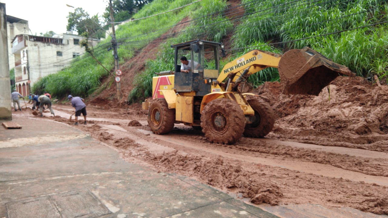 Barranco desaba e rua fica interditada na manhã dessa sexta-feira (13) em Viçosa