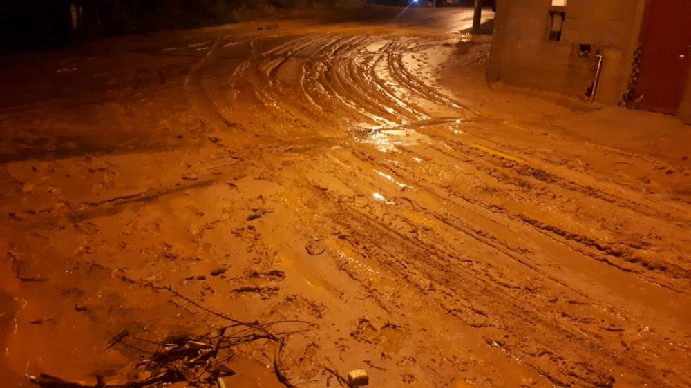 Casas do Novo Silvestre ficam alagadas após manilhas entupirem com as chuvas da noite dessa terça-feira (17)