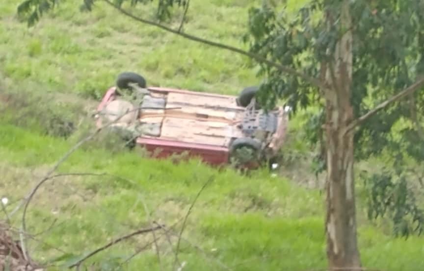 Após motorista perder o controle da direção, carro capota e cai em ribanceira no Bom Jardim em Teixeiras