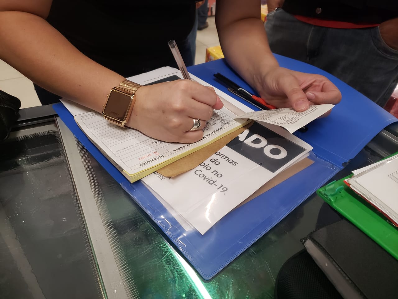 Prefeitura de Viçosa vistoria lojas durante a Black Friday