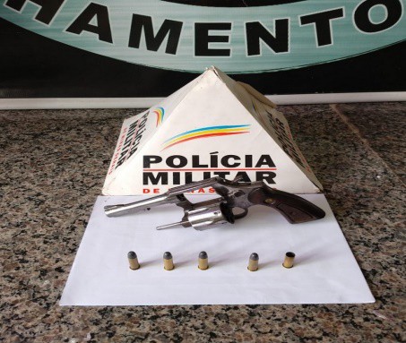 Jovem é baleado ao manusear arma em Viçosa