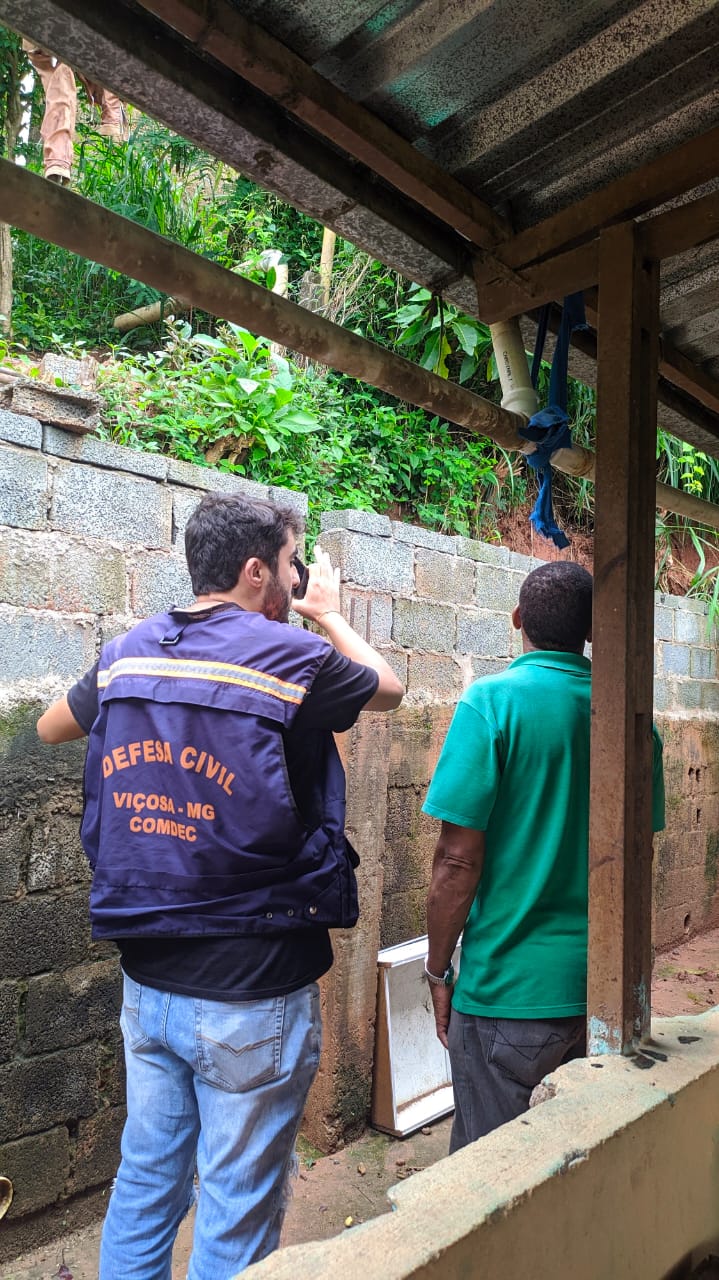 Período de chuvas exige cuidados de moradores com lixo e construção