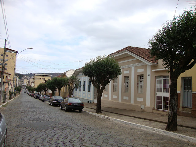 Mulher é atropelada na Gomes Barbosa no Centro de Viçosa