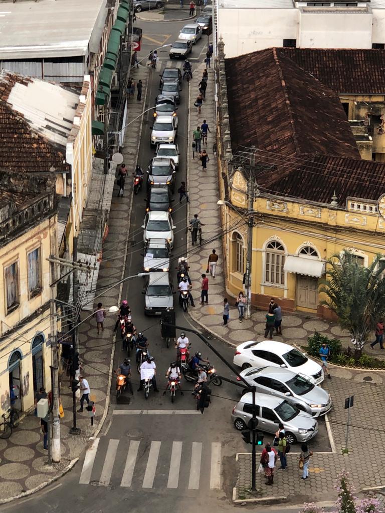 Comerciantes fazem carreata após comércios não essenciais serem fechados em Viçosa