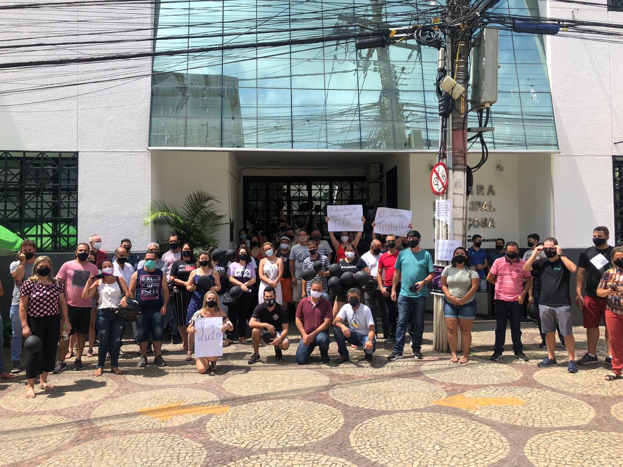 Comerciantes fazem manifestação pacífica reivindicando a reabertura dos comércios não essenciais em Viçosa