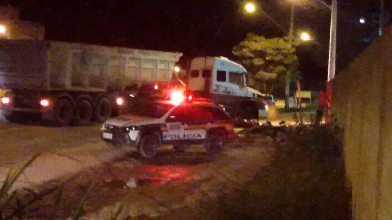 Duas mulheres ficam feridas em colisão entre caminhão e motocicleta no Coqueiro em Teixeiras