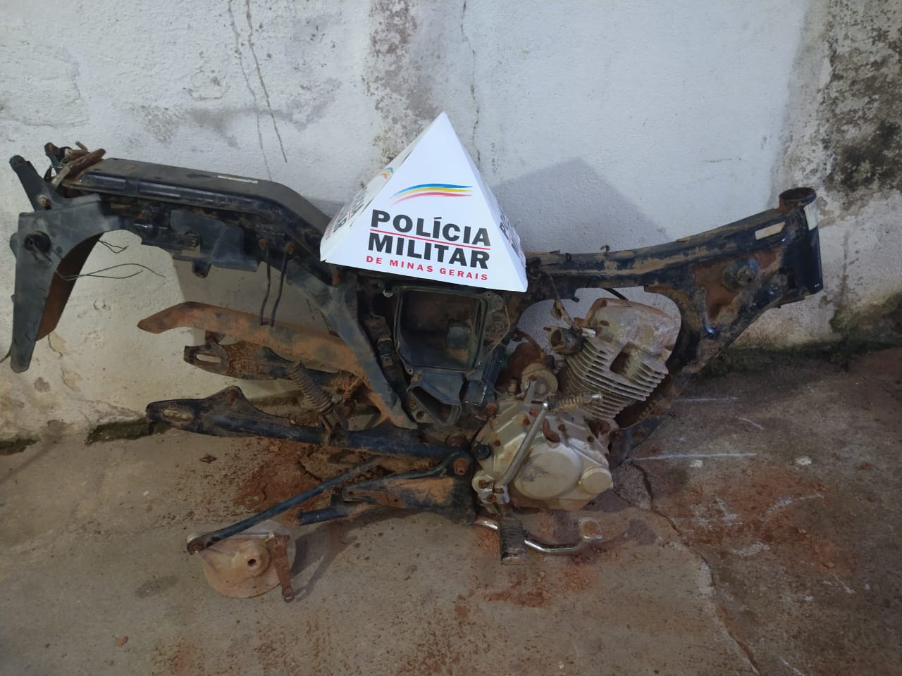 Carcaça de motocicleta furtada no Centro de Viçosa é localizada na zona rural de Porto Firme