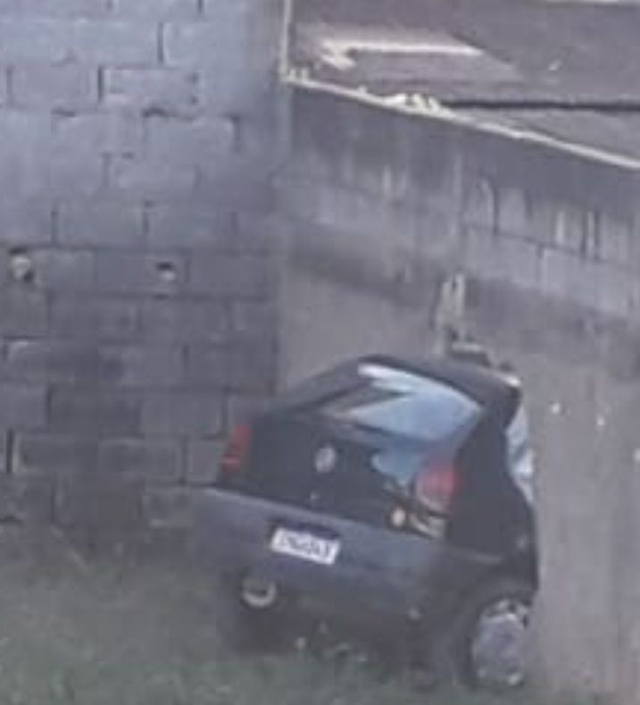 Mulher confunde pedais do carro e colide em muro de residência em Teixeiras
