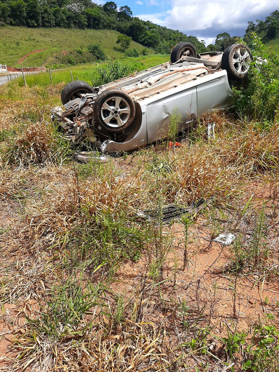 Carro capota na Paula em Viçosa