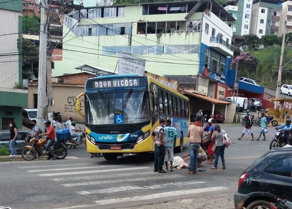 Mulher é atropelada na Av. Castelo Branco em Viçosa