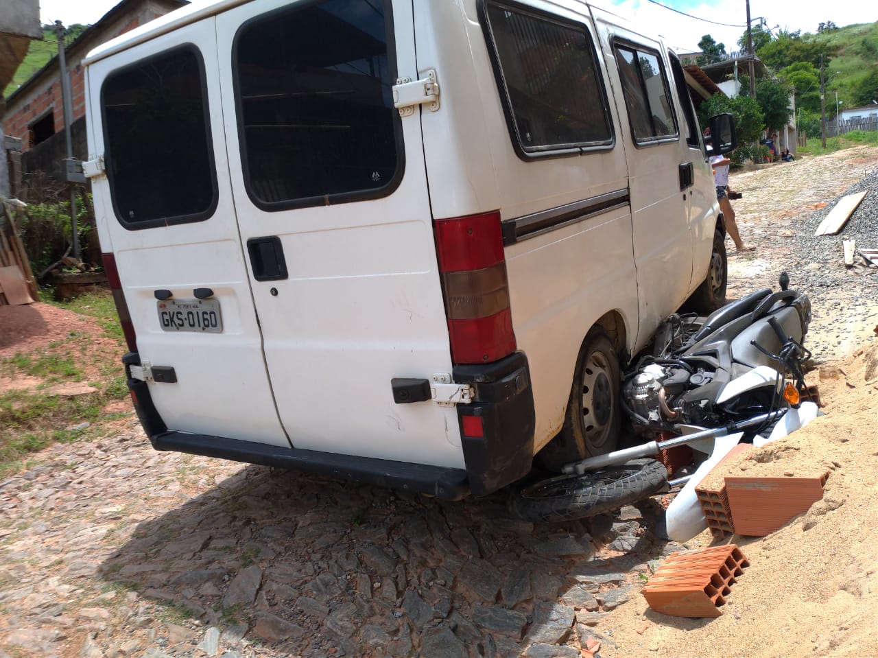 Carro de entregas perde o freio e causa acidente no Nova Viçosa