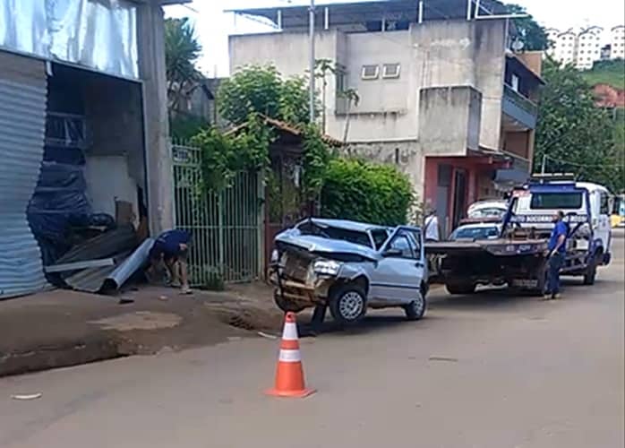 Mulher com sintomas de embriagues colide automóvel em portão de residência no Vau Açu em Viçosa